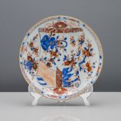 A Chinese Imari saucer, Kangxi (1662-1722) Painted in the centre with an unfurled scroll
