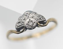 An Edwardian 18ct gold fan design ring, size L