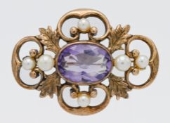 A 9ct vintage gold brooch set with a central amethyst and six pearls, 8g, length 40mm