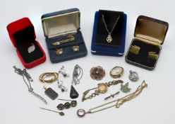 Mixed collection of jewellery, to include a 9ct brooch, 9ct pendant, some mixed costume jewellery,