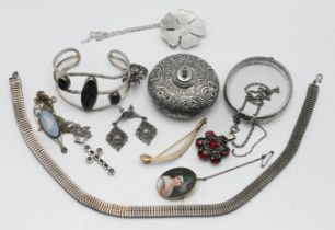 An assortment of silver jewellery to include a five leaf clover pendant on chain, bangle etc.