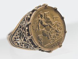 A 1915 half sovereign mounted ring, approx. 10.3g.