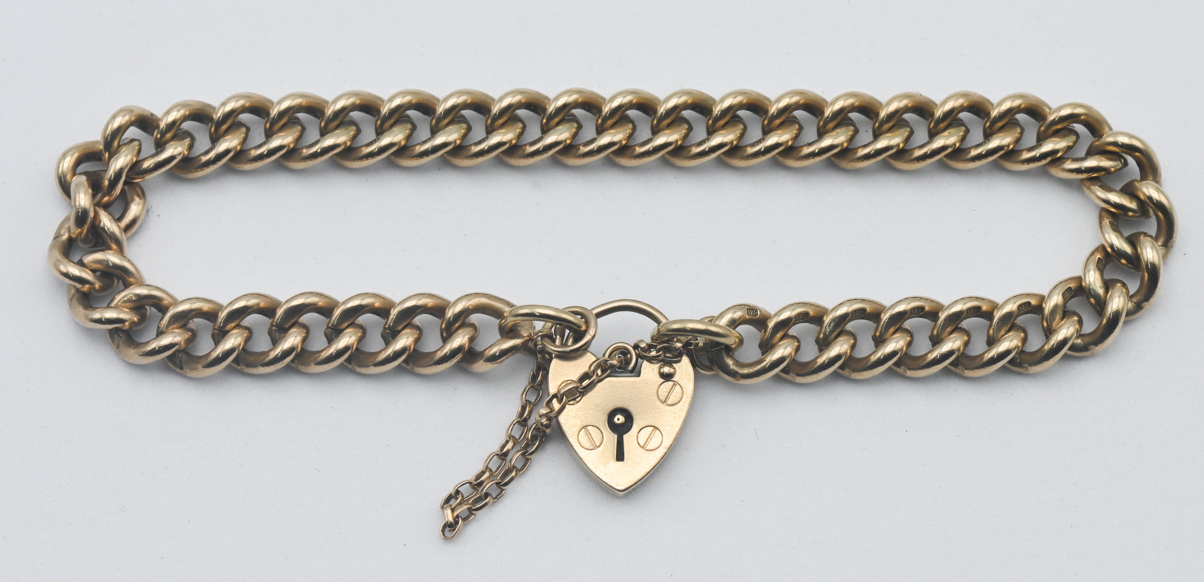 A 9ct gold bracelet with heart padlock, approx. 32.1g.