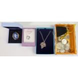 Small lot of jewellery and coins, includes Wedgwood gilt metal large blue jasper pendant & chain (