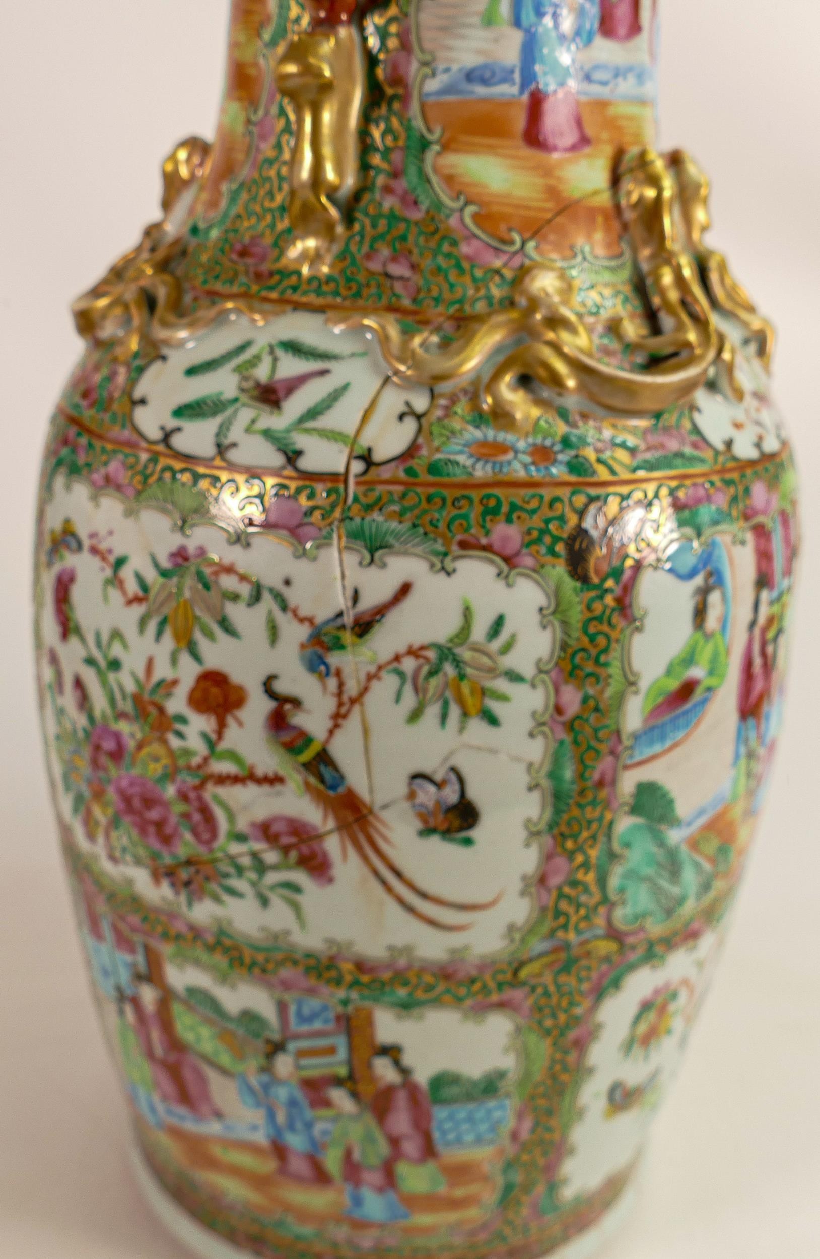 19th century Chinese Cantonese porcelain vase, embossed gilded lizards and dog handles, decorated - Image 6 of 6