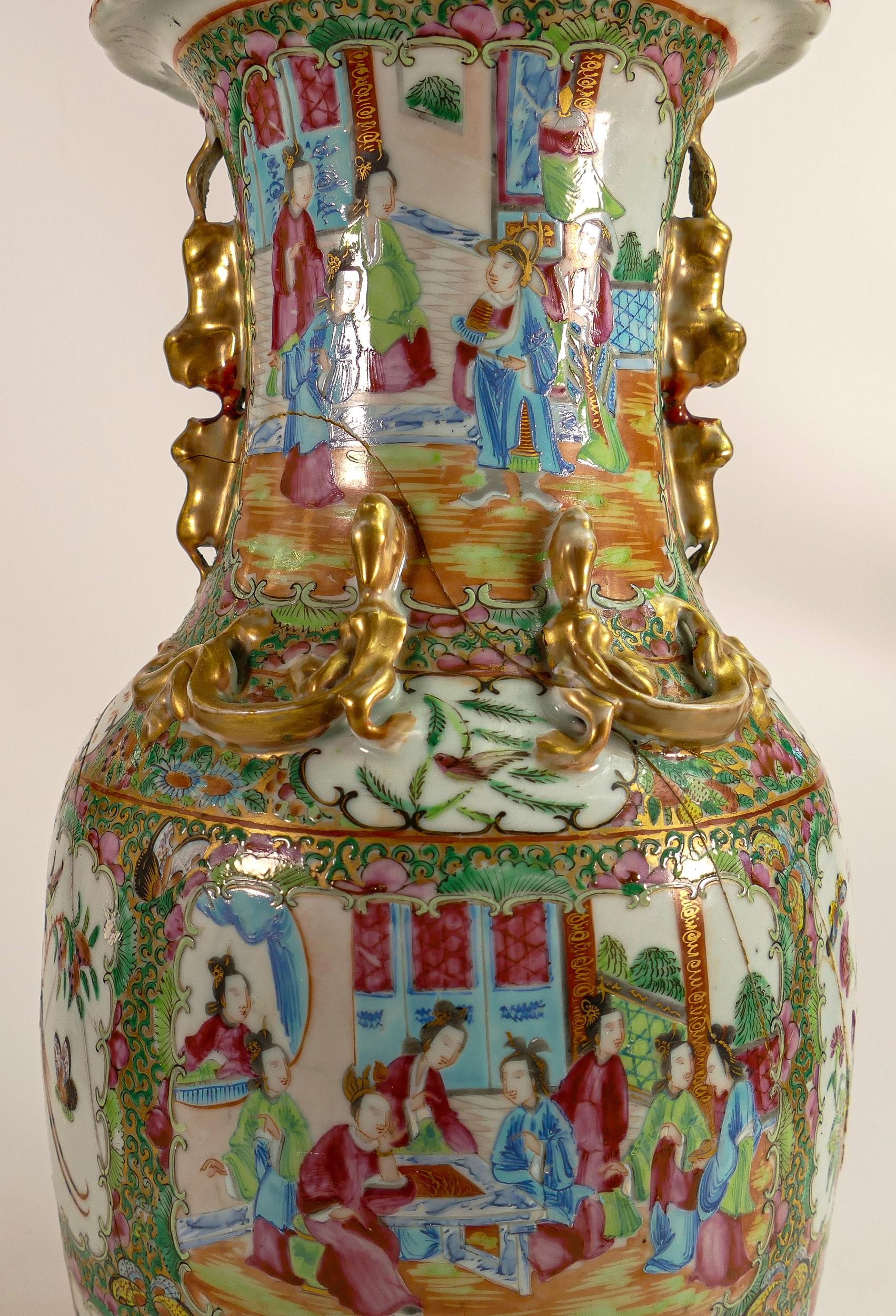 19th century Chinese Cantonese porcelain vase, embossed gilded lizards and dog handles, decorated - Image 5 of 6