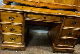 7 drawer pine kneehole desk, 135cm W x 75cm H.