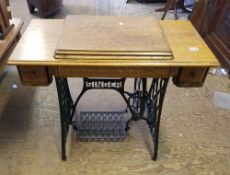 Singer sewing machine treadle table with sewing machine, 77cm H x 92cm W x 44cm D.