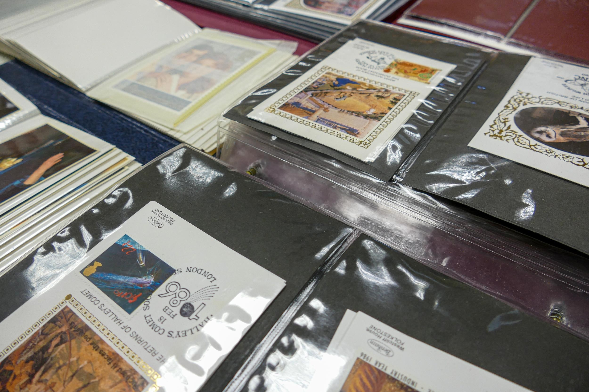 A collection of first day cover stamps, comprising an album of Special Edition Royal cover envelopes - Image 14 of 16