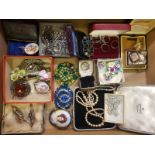 A collection of vintage costume jewellery to include brooches, 9ct gold on silver ring, silver and