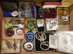 A collection of vintage costume jewellery to include brooches, 9ct gold on silver ring, silver and