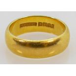 22ct gold hallmarked wedding band / ring size M, weight 8.0g.