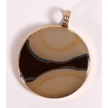 Agate round pendant in 9ct gold mount, diameter 3.75cm.