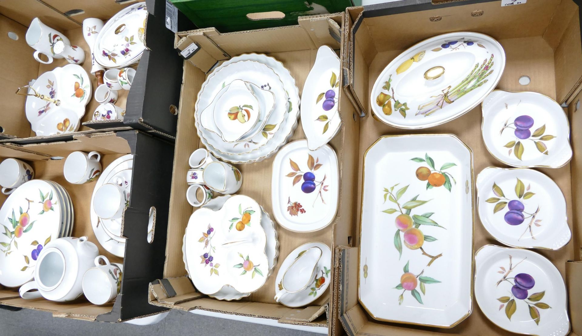 A large Collection of Royal Worcester Evesham Patterned Tea & dinner ware(4 trays) - Image 2 of 2