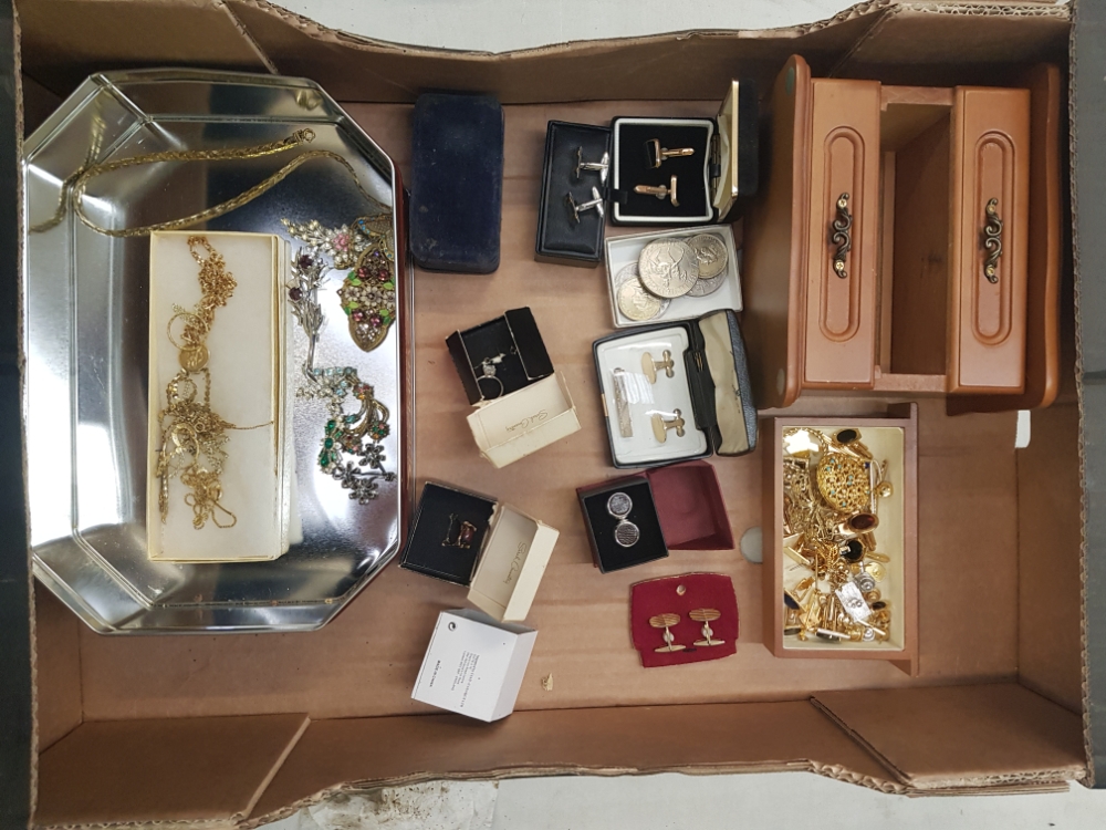 A mixed collection of vintage costume jewellery to include necklaces, cuff links, brooches, rings