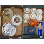A mixed collection of items to include decorative wall plates, Aynsley Pembroke patterned cups &