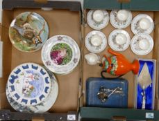 A mixed collection of items to include decorative wall plates, Aynsley Pembroke patterned cups &