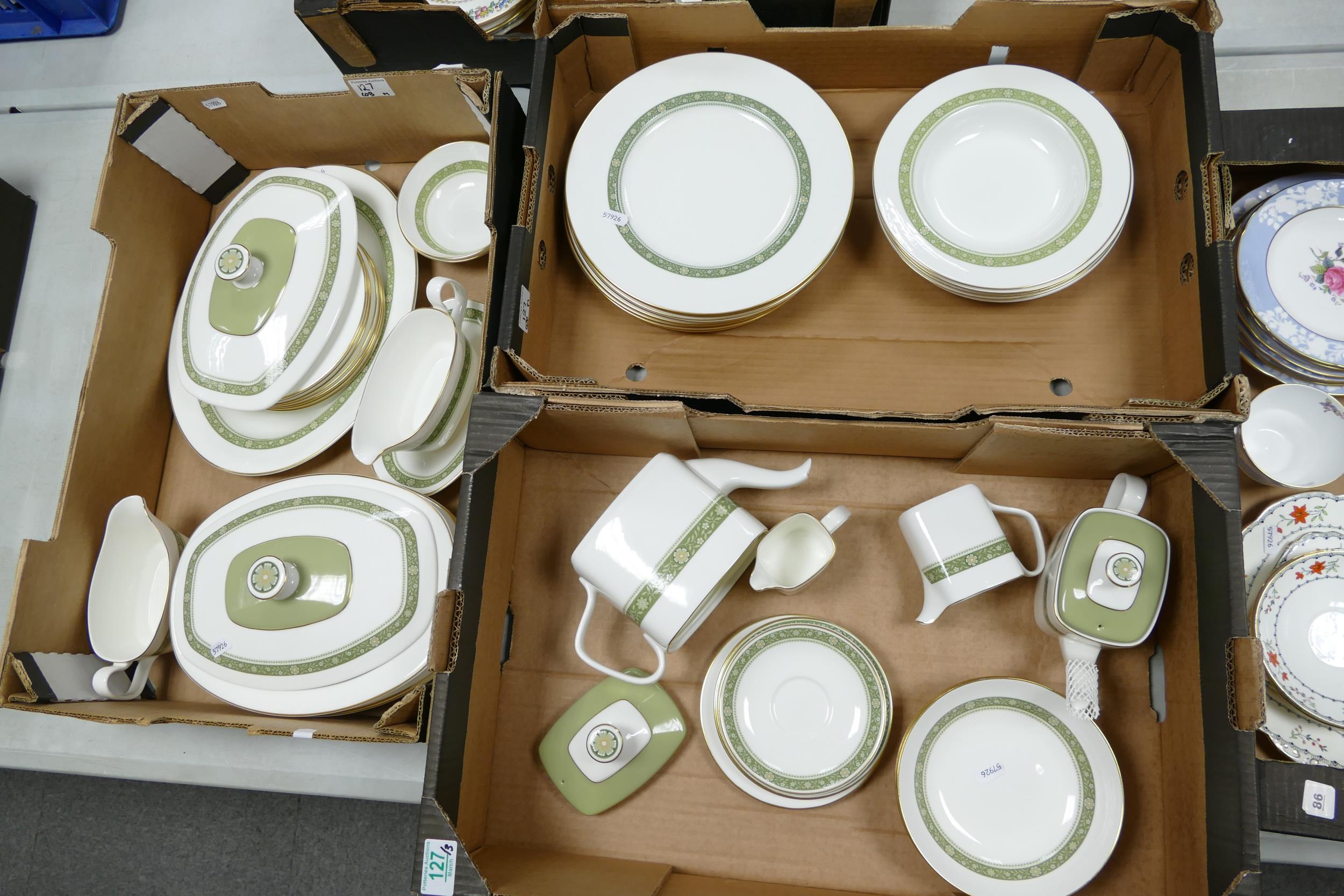 Royal Doulton Roundelay patterned tea & dinner ware to include dinner plates, rimmed bowls, platters