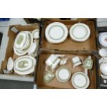 Royal Doulton Roundelay patterned tea & dinner ware to include dinner plates, rimmed bowls, platters