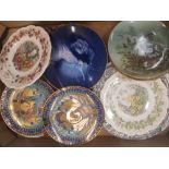 A collection of decorative wall plates including 2 Brambly Hedge seasons plates (2nds) etc (1 tray).