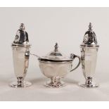 Three piece silver cruet set with blue glass liners and 1 spoon. Weighable silver 175.1g.