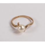 9ct gold ring set with a pearl, size P,1.6g.
