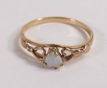 9ct gold ring set with heart shaped opal stone, size W, 2g.