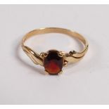 9ct gold dress ring set with brown stone, size O, 1.3g.