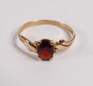 9ct gold dress ring set with brown stone, size O, 1.3g.