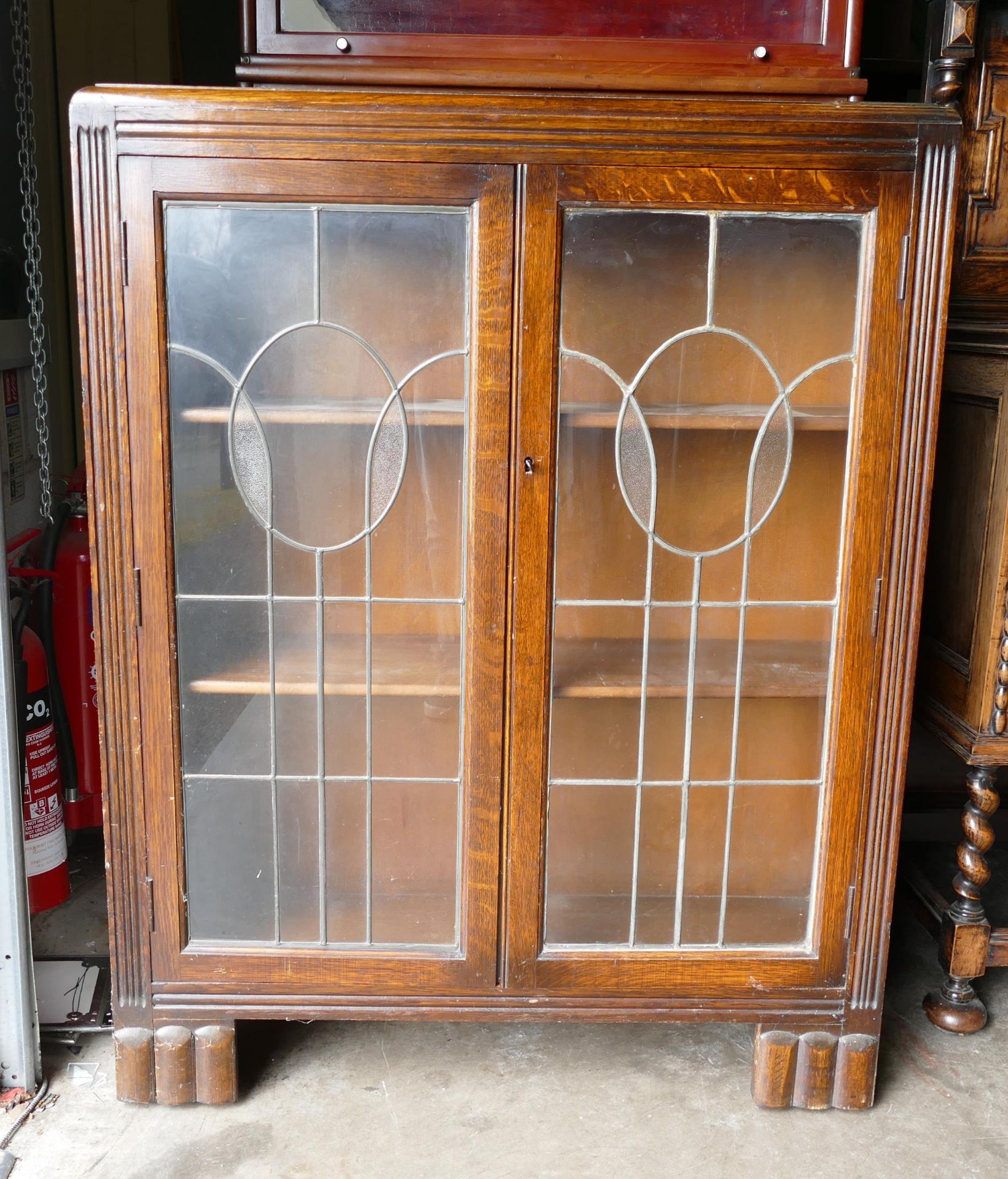 1930's Oak Bookcase with leaded glass doors, height 119cm, depth 26cm & width 93cm - Image 2 of 2