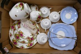 A mixed collection of items to include Royal Albert Old Countryy Rose patterned 3 tier cake plate,