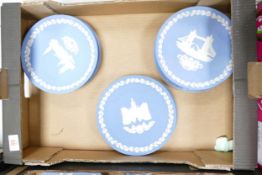 A collection of Wedgwood Jasperware year plates (14)