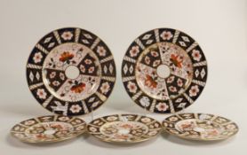 Royal Crown Derby 2451 patterned 22cm, 21cm & 16cm cabinet plates (5)