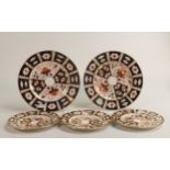 Royal Crown Derby 2451 patterned 22cm, 21cm & 16cm cabinet plates (5)