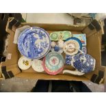 A collection of ceramic items to include 6 spode blue room collection plates, Wedgwood pin dishes,