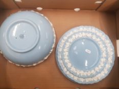 Wedgwood embossed Queensware fruit bowl together with four Queensware plates (1 Tray)