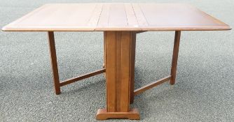 1930's Heavy Oak Drop Leaf Table, length 91cm, height 73cm & open depth 147cm