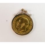 Full gold sovereign dated 1913 in 9ct gold mount, 9.5g.