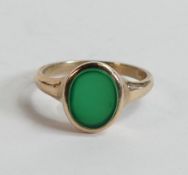 9ct gold ring set with oval green stone,size M, 2.6g.
