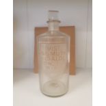 Early 20th century French chemist bottle, label reads 'MIST. BISMUTH. et SALOL. conc. 1 to 7 (