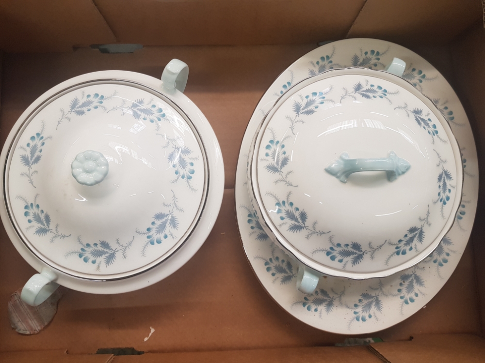 Aynsley 'Las Palmas' pattern dinner ware items to include 3 oval serving platters, lidded tureen and