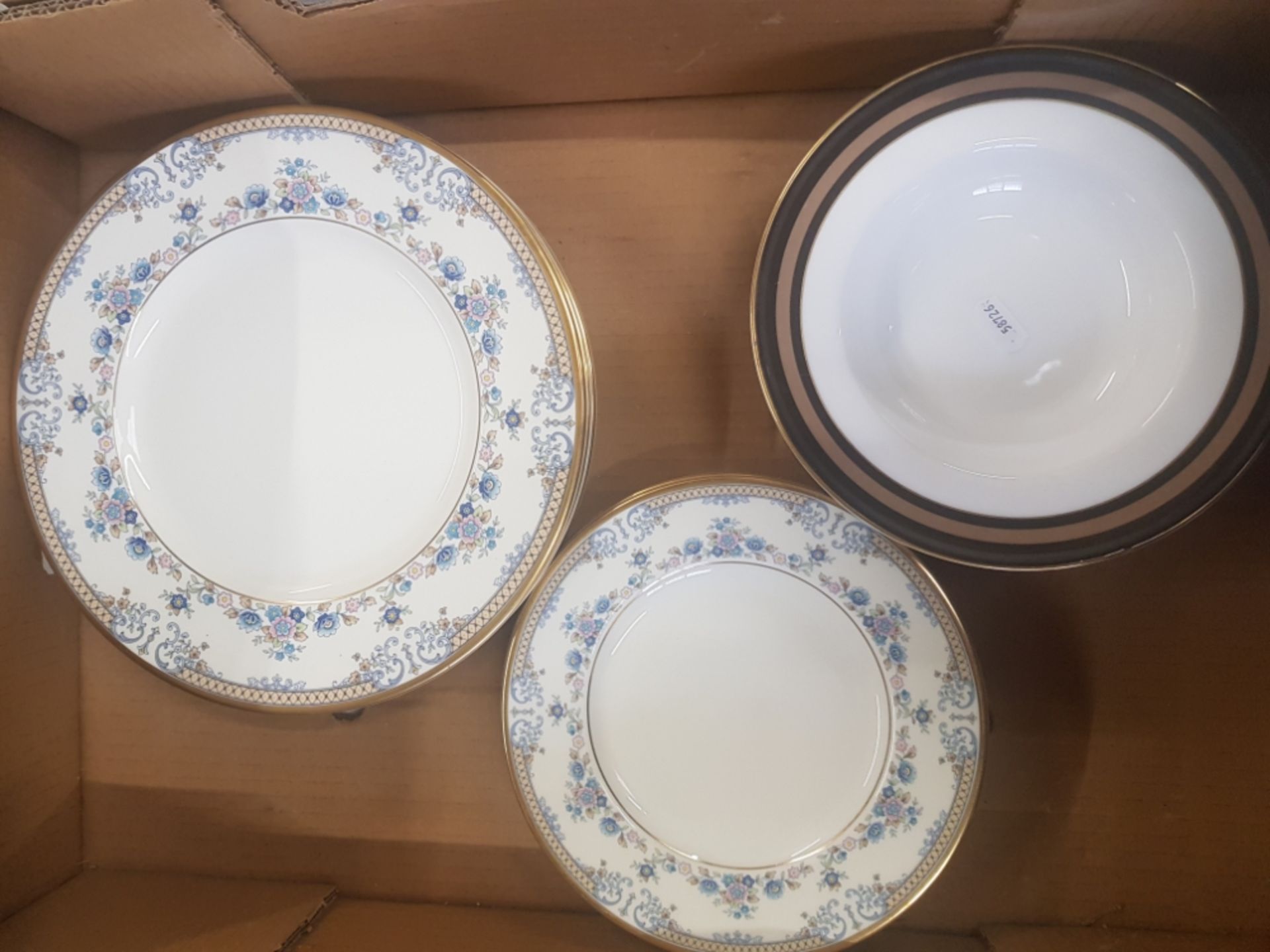 Minton Avonlea pattern dinner ware items to include 6 dinner plates & 6 salad plates together with