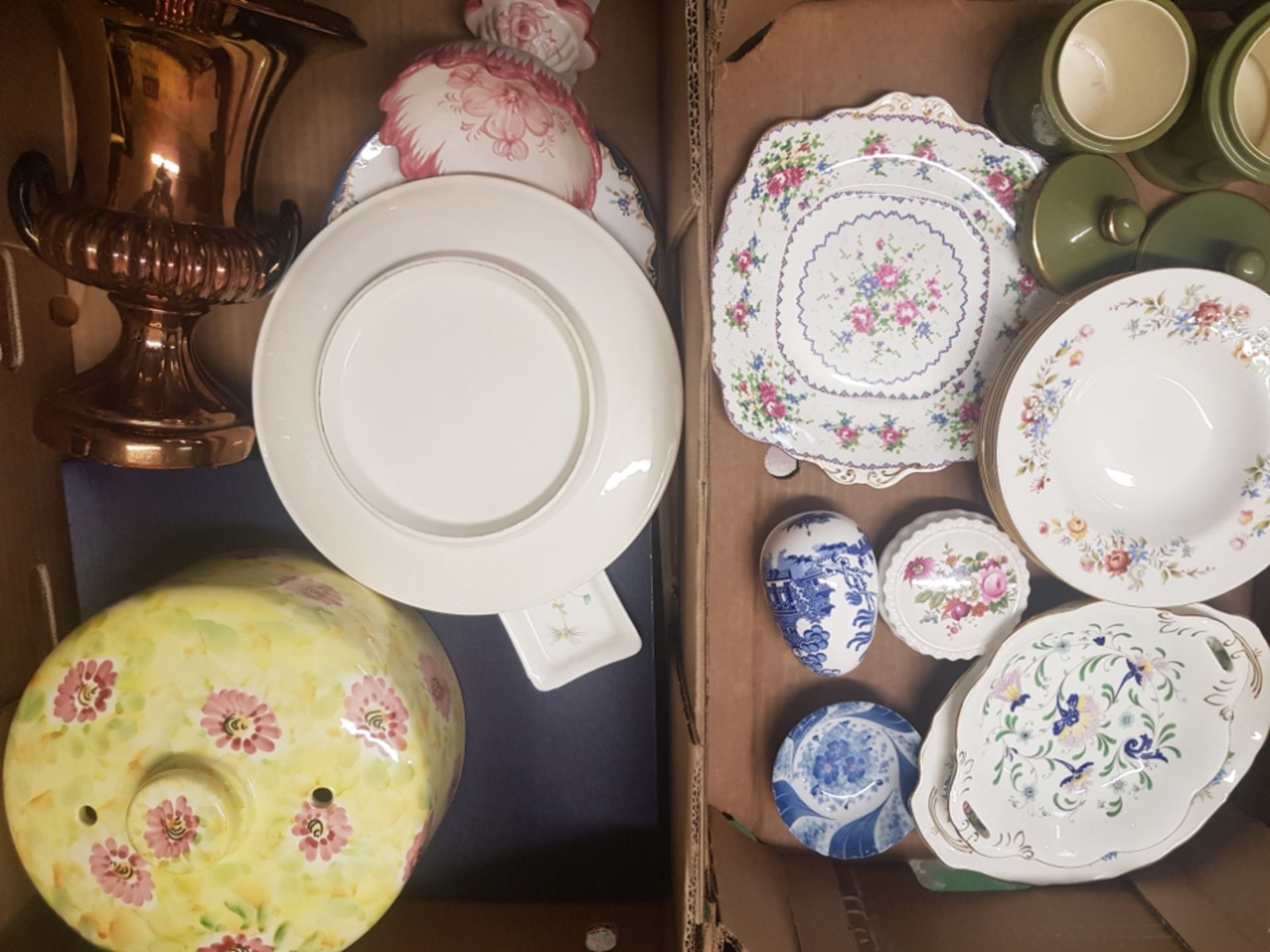 A mixed collection of items to include Royal Worcester Cake plate (boxed) in the vine harvest