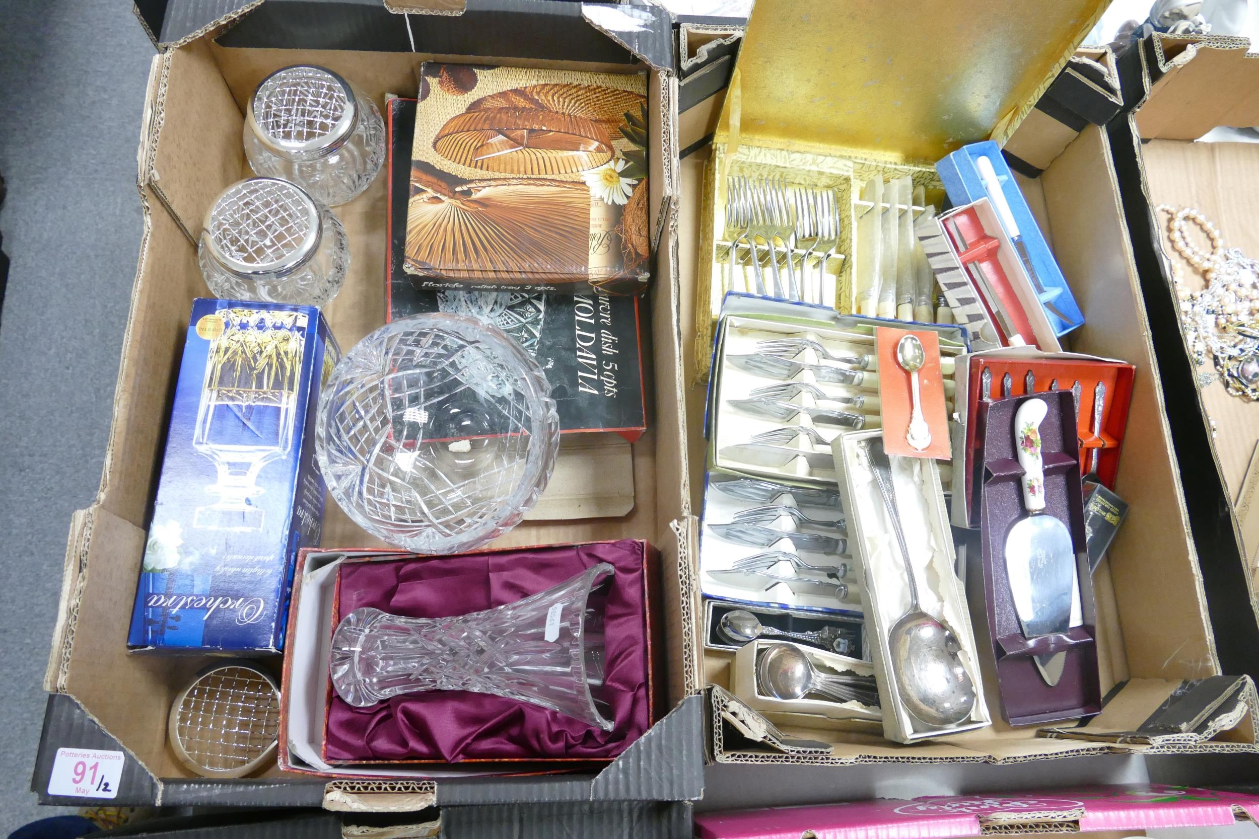 A mixed collection of items to include Cased Cutlery Sets, Old Country Rose Patterned Cake Knife,