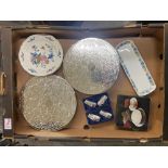 Mixed collection of items to include 12 silver plated place mats, silver plated coaster set, 6