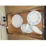 Aynsley 'Las Palmas' pattern dinner ware items to include 7 dinner plates, 8 rimmed soup bowls & 2