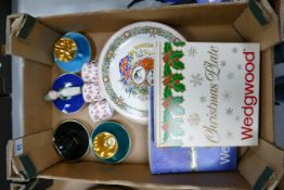 Wedgwood decorative wall plates together with Denmark cups & saucers, Spode cups etc ( 1 tray)