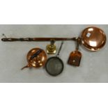 Copper bed pan together with copper kettle, frying pan, small shuffle and a brass candlestick (5)