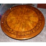 Quality late 20th Century Reproduction Italian Style Mahogany inlaid Extending circular dining table