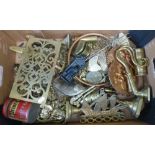 A mixed collection of brass and copper ware items to includeh horses brasses, toasting forks,